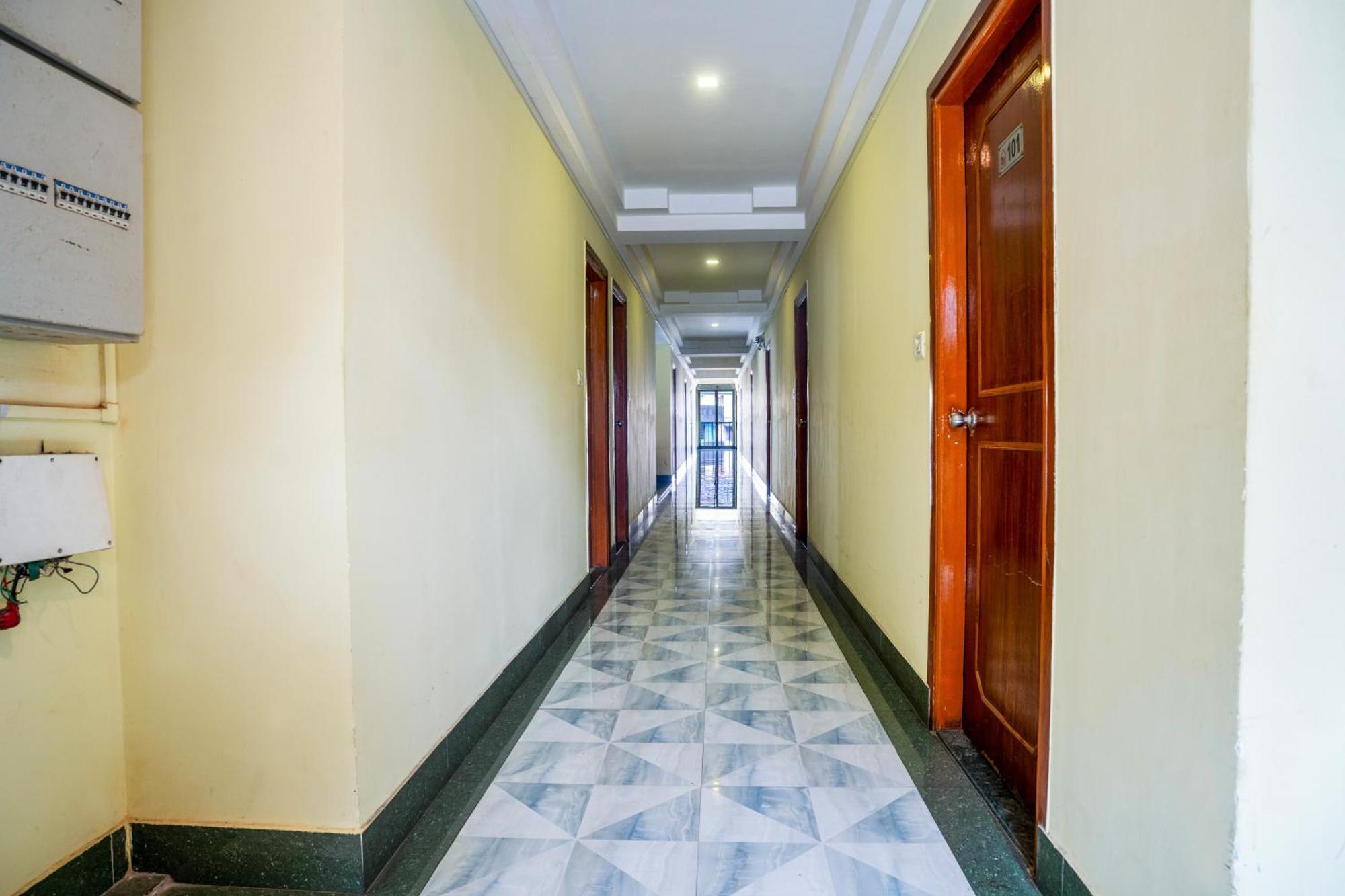 Hotel Niladrii Galaxy Силигури Экстерьер фото