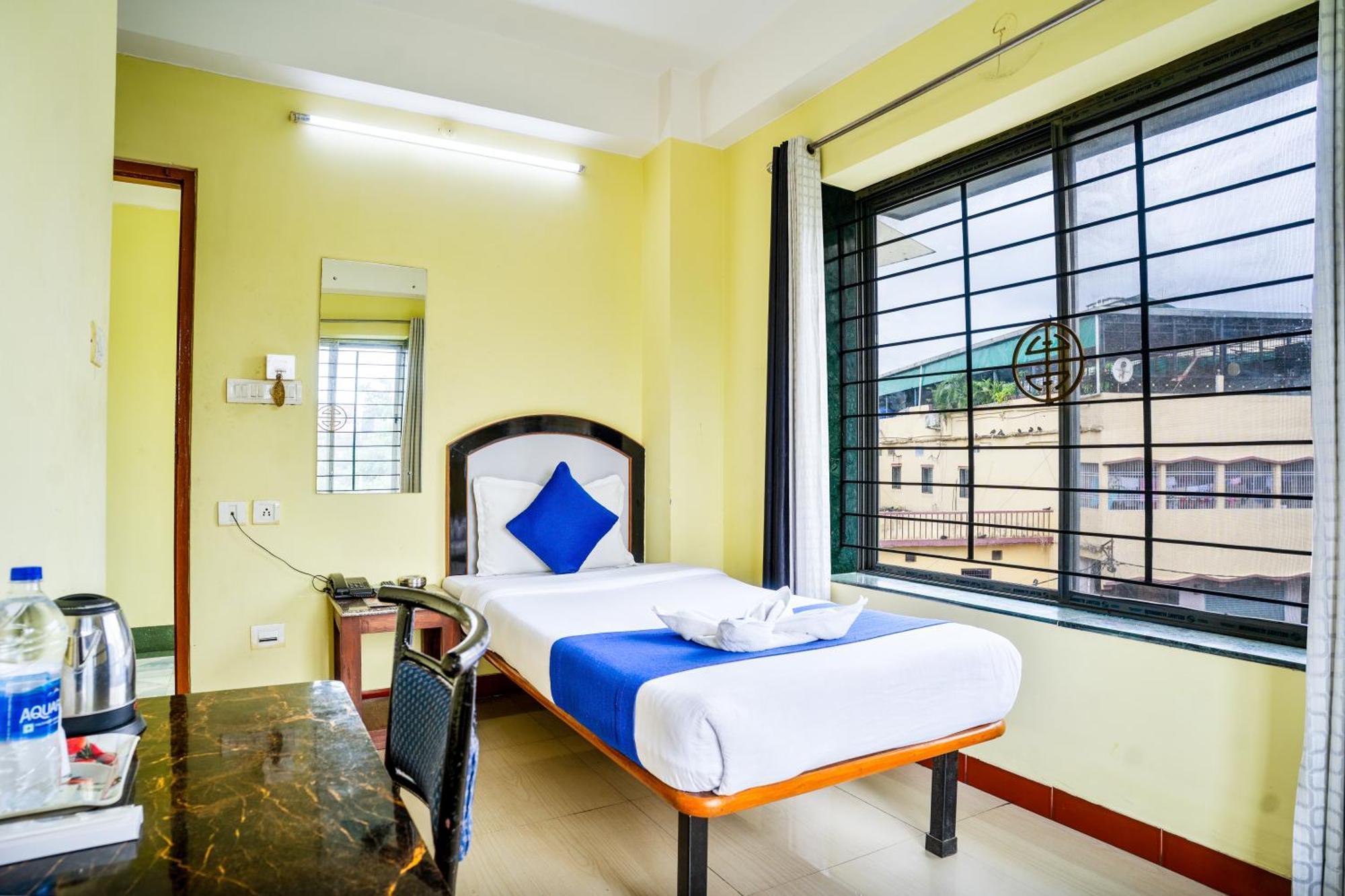 Hotel Niladrii Galaxy Силигури Экстерьер фото