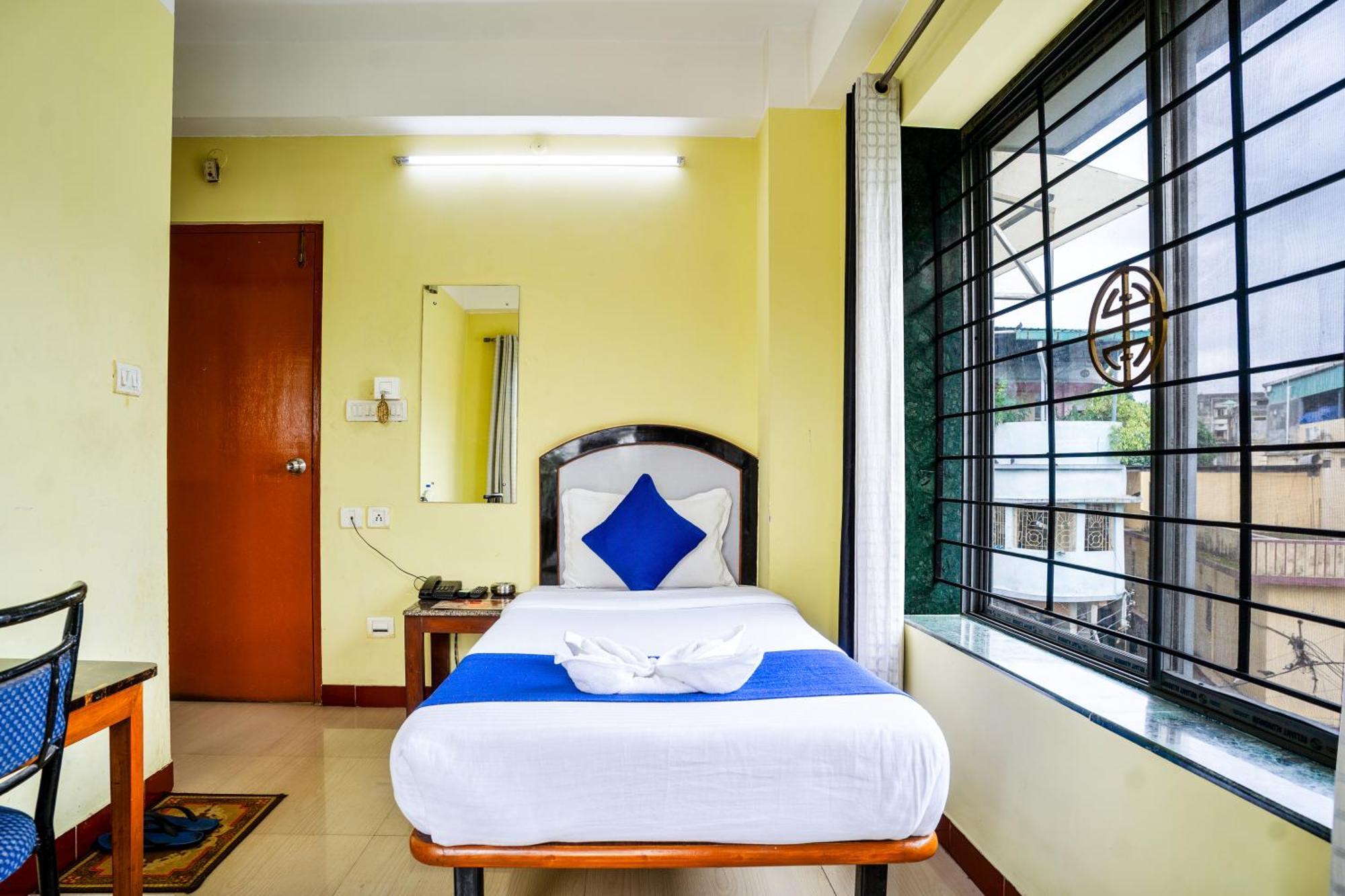 Hotel Niladrii Galaxy Силигури Экстерьер фото